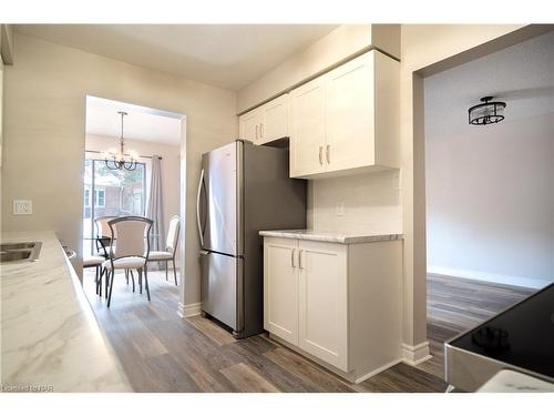 4-5150 Dorchester Road, Niagara Falls, ON - Indoor Photo Showing Kitchen