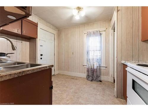 5333 College Crescent, Niagara Falls, ON - Indoor Photo Showing Kitchen With Double Sink