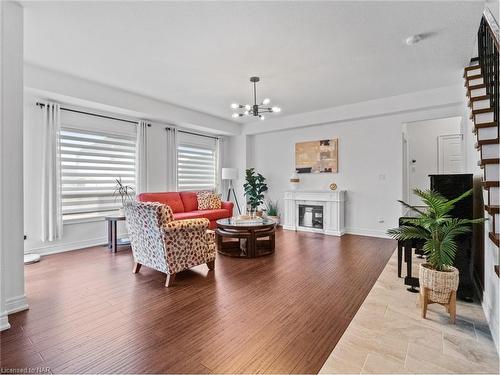 864 Burwell Street, Fort Erie, ON - Indoor Photo Showing Living Room