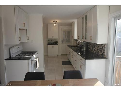 6398 Crawford Street, Niagara Falls, ON - Indoor Photo Showing Kitchen