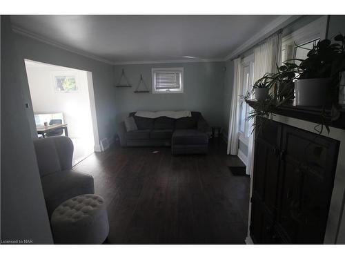 6398 Crawford Street, Niagara Falls, ON - Indoor Photo Showing Living Room