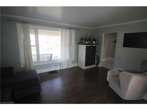 6398 Crawford Street, Niagara Falls, ON - Indoor Photo Showing Living Room