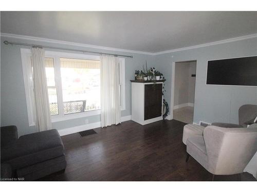 6398 Crawford Street, Niagara Falls, ON - Indoor Photo Showing Living Room