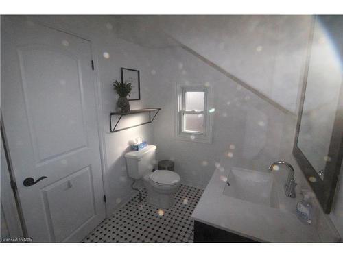 6398 Crawford Street, Niagara Falls, ON - Indoor Photo Showing Bathroom