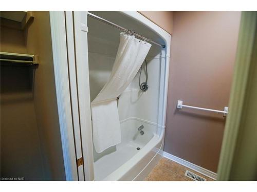 11-4300 Kalar Road, Niagara Falls, ON - Indoor Photo Showing Bathroom