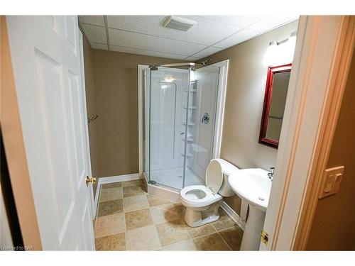 11-4300 Kalar Road, Niagara Falls, ON - Indoor Photo Showing Bathroom