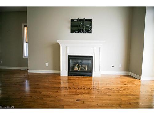 11-4300 Kalar Road, Niagara Falls, ON - Indoor Photo Showing Living Room With Fireplace