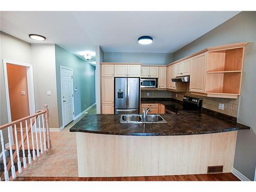 11-4300 Kalar Road, Niagara Falls, ON - Indoor Photo Showing Kitchen With Double Sink