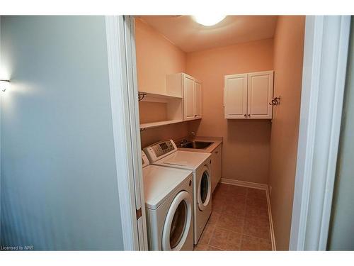 11-4300 Kalar Road, Niagara Falls, ON - Indoor Photo Showing Laundry Room