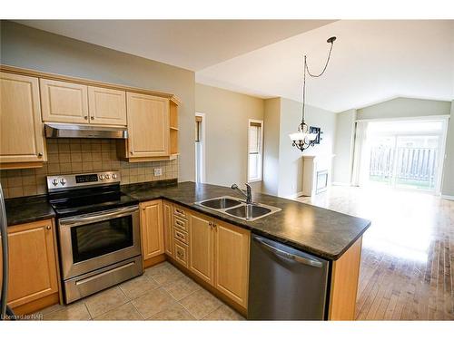 11-4300 Kalar Road, Niagara Falls, ON - Indoor Photo Showing Kitchen With Stainless Steel Kitchen With Double Sink