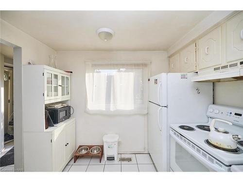 2-5982 Dunn Street, Niagara Falls, ON - Indoor Photo Showing Kitchen