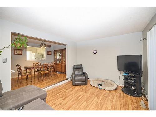 2-5982 Dunn Street, Niagara Falls, ON - Indoor Photo Showing Living Room