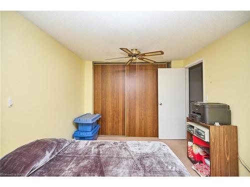 2-5982 Dunn Street, Niagara Falls, ON - Indoor Photo Showing Bedroom