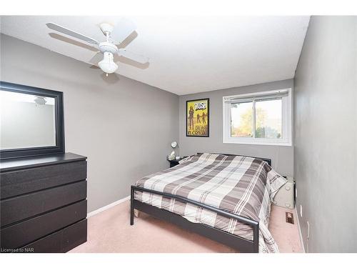 2-5982 Dunn Street, Niagara Falls, ON - Indoor Photo Showing Bedroom