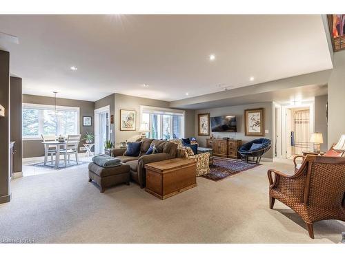 62 Coyle Court, Welland, ON - Indoor Photo Showing Living Room