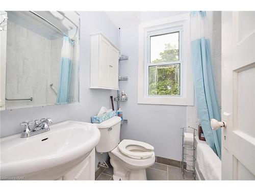 33 Merigold Street, St. Catharines, ON - Indoor Photo Showing Bathroom