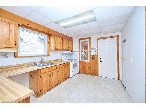 33 Merigold Street, St. Catharines, ON - Indoor Photo Showing Kitchen With Double Sink