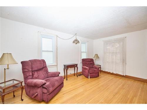 33 Merigold Street, St. Catharines, ON - Indoor Photo Showing Living Room