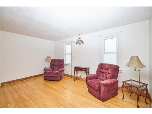 33 Merigold Street, St. Catharines, ON - Indoor Photo Showing Living Room