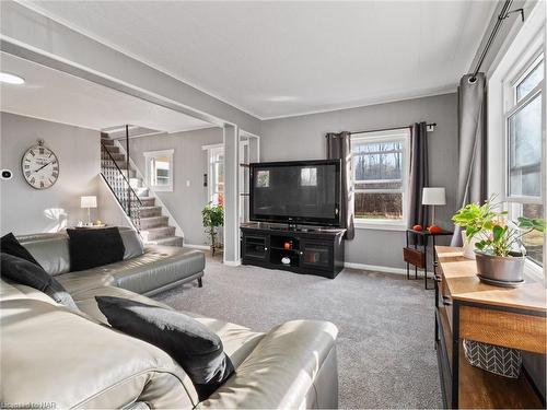 1194 Bertie Street, Fort Erie, ON - Indoor Photo Showing Living Room