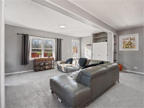 1194 Bertie Street, Fort Erie, ON - Indoor Photo Showing Living Room