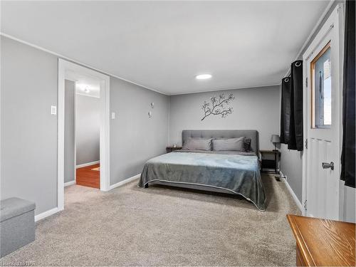 1194 Bertie Street, Fort Erie, ON - Indoor Photo Showing Bedroom