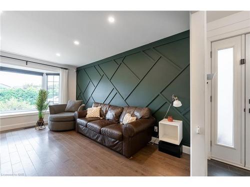 2 Brentwood Road, Grimsby, ON - Indoor Photo Showing Living Room