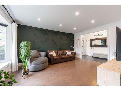 2 Brentwood Road, Grimsby, ON - Indoor Photo Showing Living Room