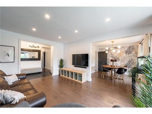 2 Brentwood Road, Grimsby, ON - Indoor Photo Showing Living Room