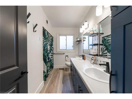 2 Brentwood Road, Grimsby, ON - Indoor Photo Showing Bathroom