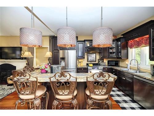 18 Martha Court Court, Fenwick, ON - Indoor Photo Showing Kitchen With Double Sink