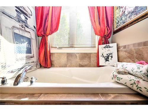 18 Martha Court Court, Fenwick, ON - Indoor Photo Showing Bathroom