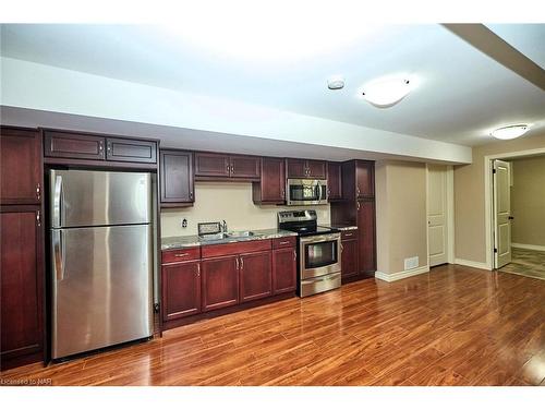 18 Martha Court Court, Fenwick, ON - Indoor Photo Showing Kitchen With Double Sink