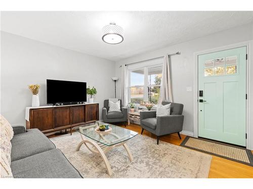 205 Ross Street, Welland, ON - Indoor Photo Showing Living Room