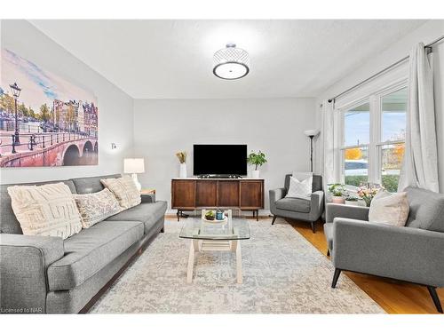 205 Ross Street, Welland, ON - Indoor Photo Showing Living Room