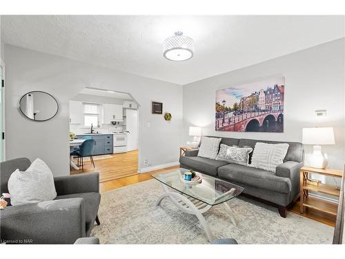 205 Ross Street, Welland, ON - Indoor Photo Showing Living Room