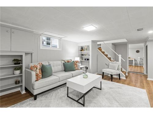 205 Ross Street, Welland, ON - Indoor Photo Showing Living Room