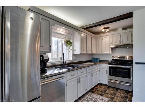 3522 East Main Street, Stevensville, ON - Indoor Photo Showing Kitchen With Double Sink