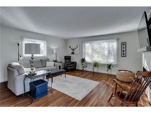 3522 East Main Street, Stevensville, ON - Indoor Photo Showing Living Room