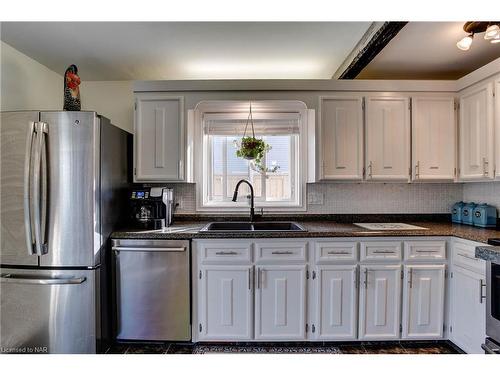 3522 East Main Street, Stevensville, ON - Indoor Photo Showing Kitchen With Double Sink