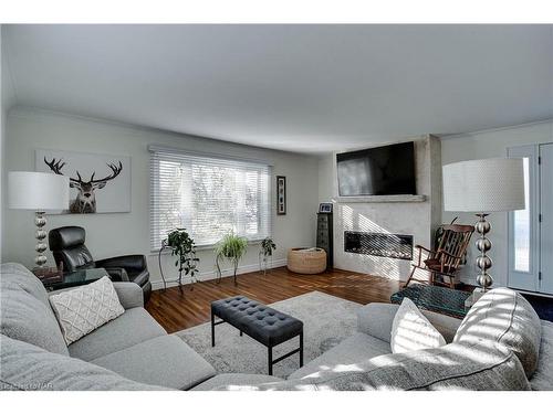 3522 East Main Street, Stevensville, ON - Indoor Photo Showing Living Room With Fireplace