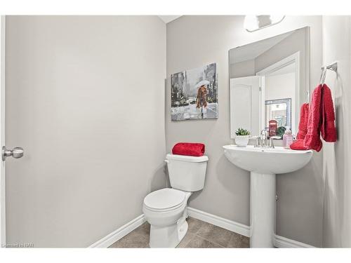 64 Abbott Place, Fonthill, ON - Indoor Photo Showing Bathroom