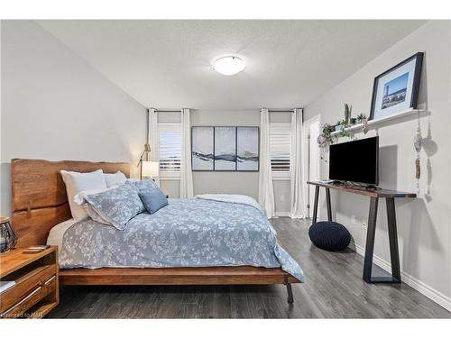 64 Abbott Place, Fonthill, ON - Indoor Photo Showing Bedroom