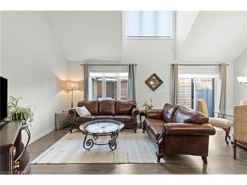 64 Abbott Place, Fonthill, ON - Indoor Photo Showing Living Room