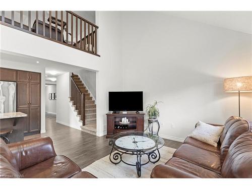 64 Abbott Place, Fonthill, ON - Indoor Photo Showing Living Room