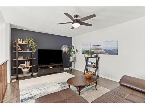 64 Abbott Place, Fonthill, ON - Indoor Photo Showing Living Room