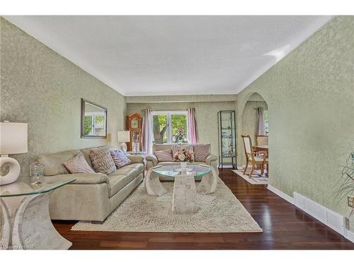 796 Grandview Road, Fort Erie, ON - Indoor Photo Showing Living Room