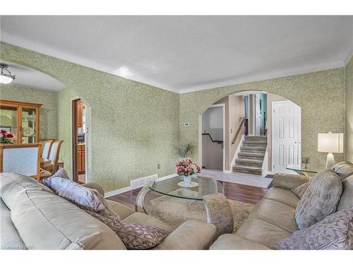 796 Grandview Road, Fort Erie, ON - Indoor Photo Showing Living Room