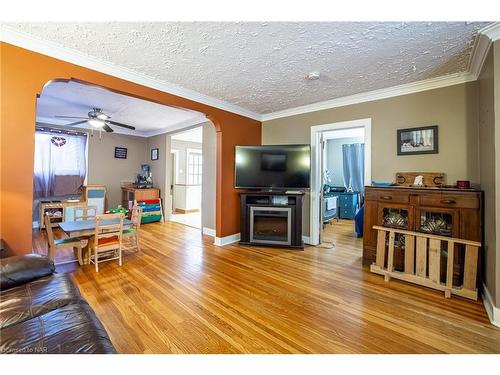 132 Dufferin Street E, St. Catharines, ON - Indoor Photo Showing Living Room