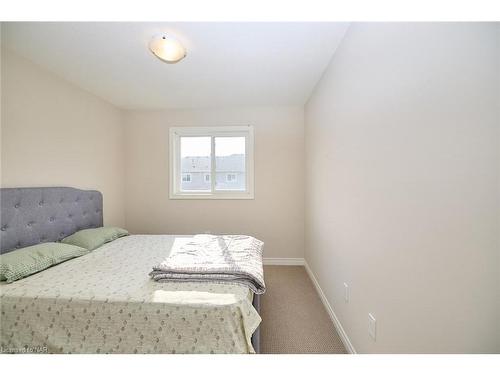 130 Acacia Road, Fonthill, ON - Indoor Photo Showing Bedroom